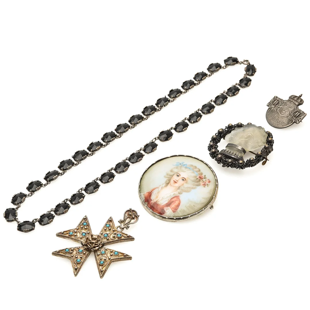 SAMLING SMYCKEN, 5 delar, broscher, hänge, sorgesmycke, 1900-tal. — Jewellery — Auktionsmagasinet Vänersborg