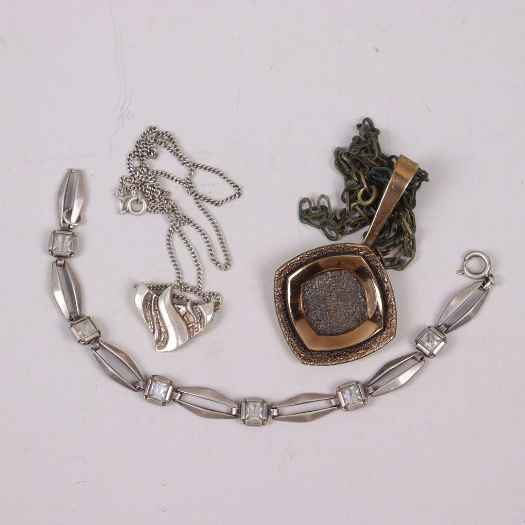 SMYCKEN, armband i silver, Astri Holthe halsband med hänge i silver samt KE Palmberg halsband med hänge i brons. — Jewellery — Markus Auktioner