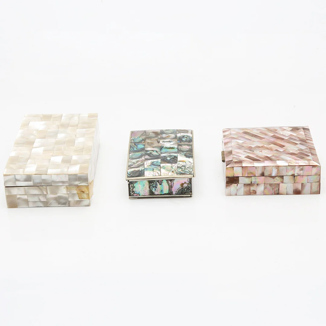 Three mother-of-pearl boxes, 20th Century. — Miscellaneous — Balclis