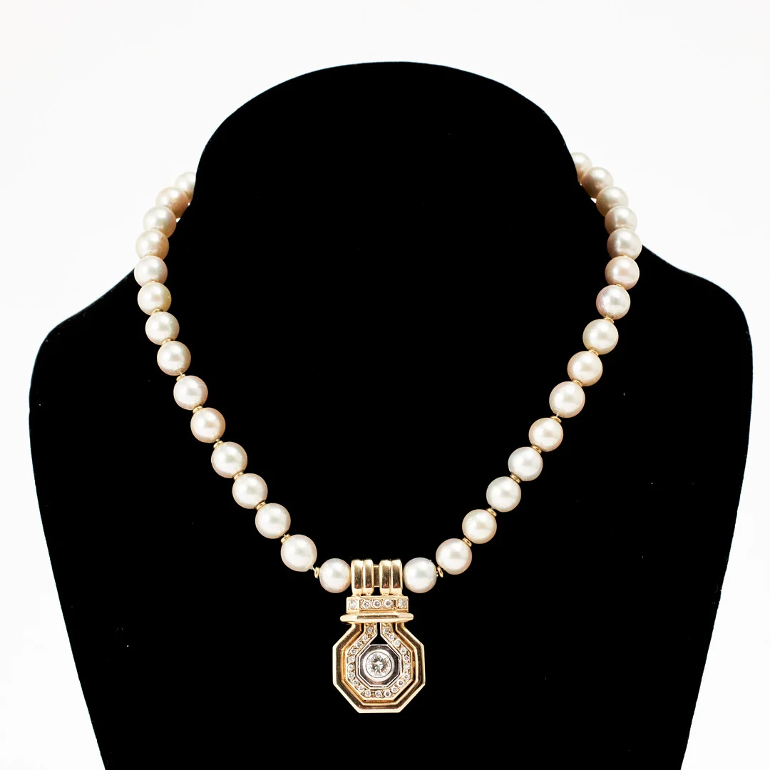COLLIER, odlade saltvattenspärlor ca 7,5-7,7 mm, mittparti, 14 k röd/vitguld, dekor med 26 småbriljanter samt en centerbriljant ca 0,50-0,55 ct, mittparti avtagbart. — Necklace — Stockholms Auktionsverk Magasin 5