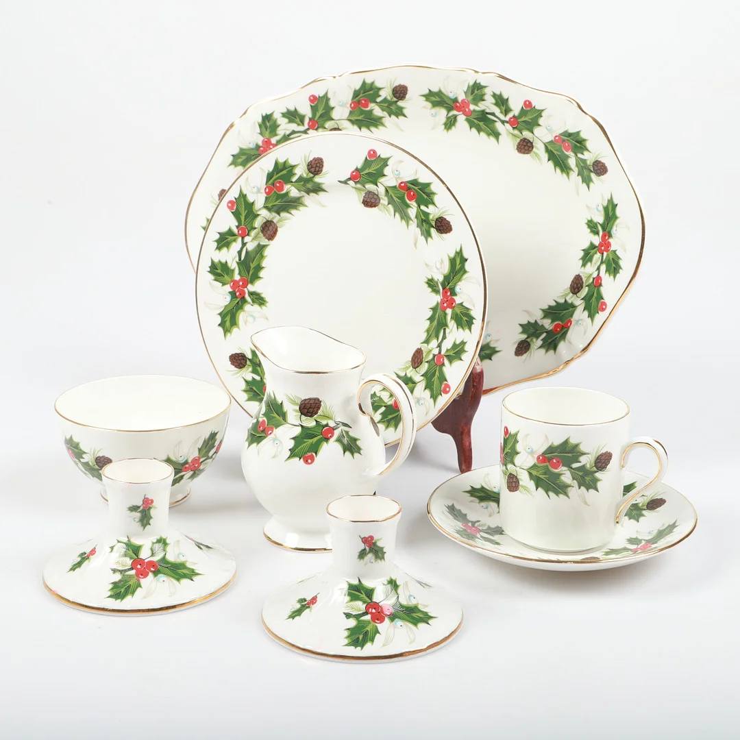 SERVIS, 39 delar, "Noel", porslin, Royal Grafton, England. — European — Helsingborgs Auktionskammare
