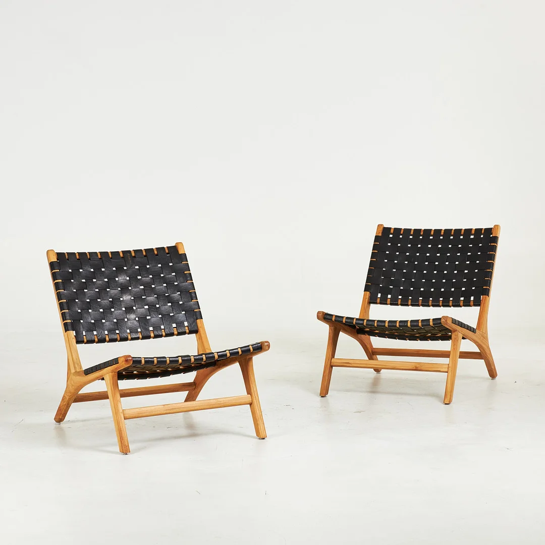 FÅTÖLJER. 1 par, "porto", stomme i teak, flätad sits i läder, 1900-talets andra hälft. — Armchairs & Chairs — Stockholms Auktionsverk Sickla