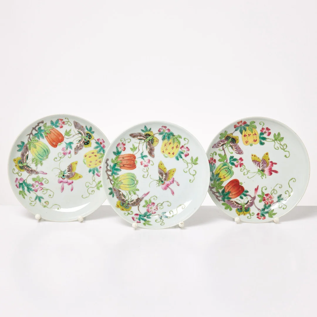 TALLRIKAR, 3 st., Kina, emaljmålad dekor av bl.a fjärillar, 1800-tal. — Ceramics & Porcelain — Stockholms Auktionsverk Sickla