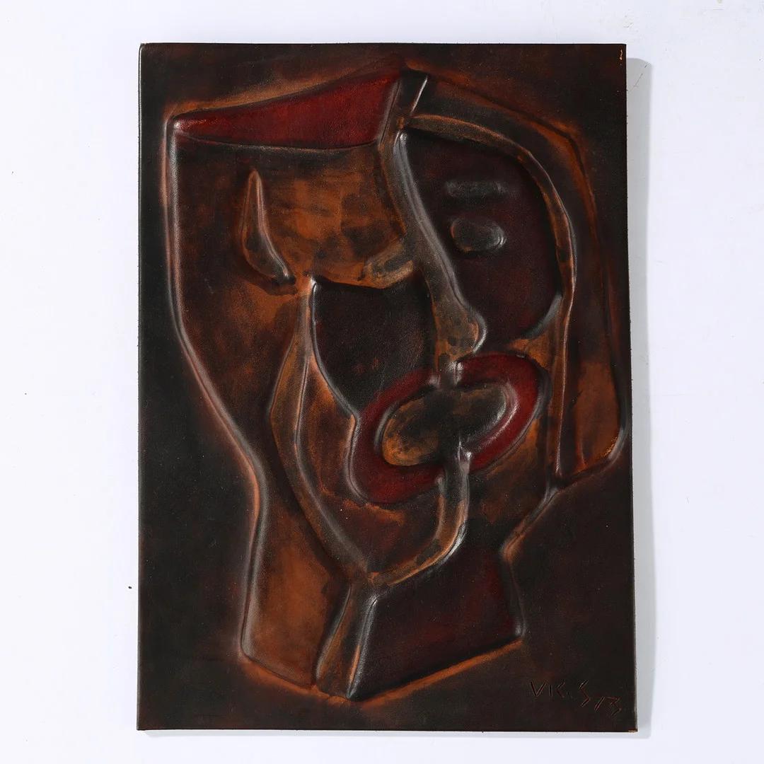 UBEKENDT KUNSTNER. Relief af præget kernelæder med abstrakt motiv, signeret og dateret 1973. — Other — Palsgaard Kunstauktioner