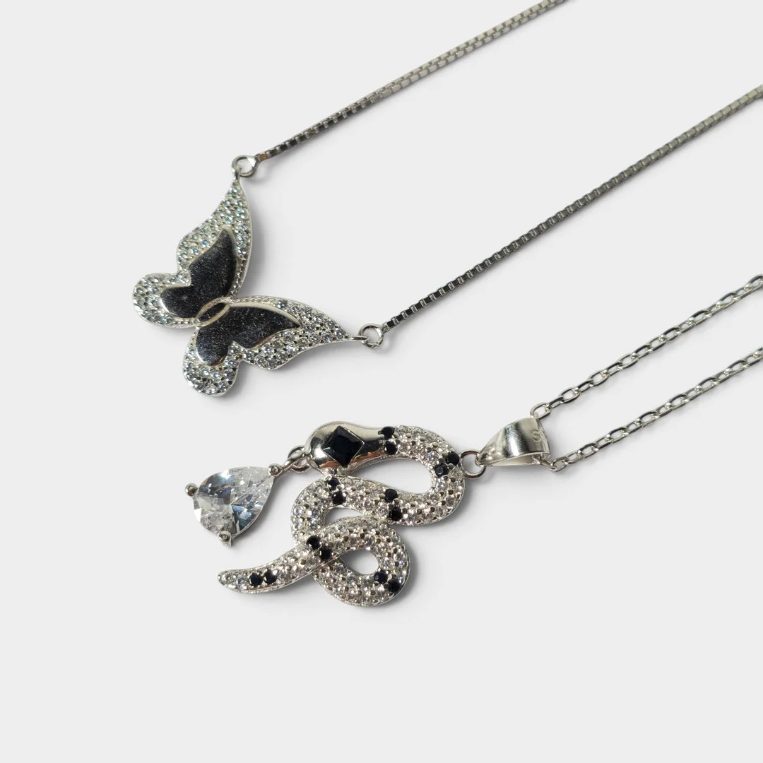 Dos cadenas con colgantes en plata y circonitas. — Necklace — Barcelona Auctions