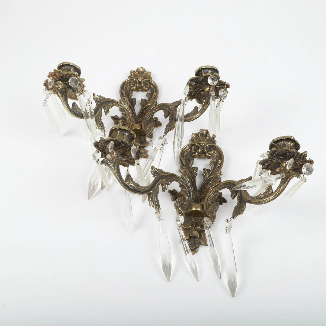 VÄGGLAMPETTER, 1 par, patinerad mässig med prismor, 1900-talets andra hälft. — Wall Lights — Helsingborgs Auktionskammare