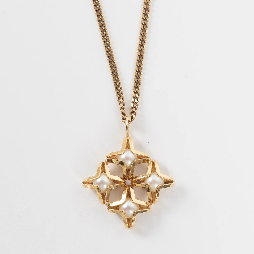 COLLIER med hänge, 18K med pärlor, importstämpel. — Necklace — Stockholms Auktionsverk Helsingborg