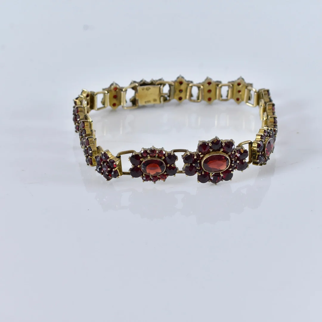ARMCOLLIER, med granater, förgyllt silver. — Necklace — Halmstads Auktionskammare