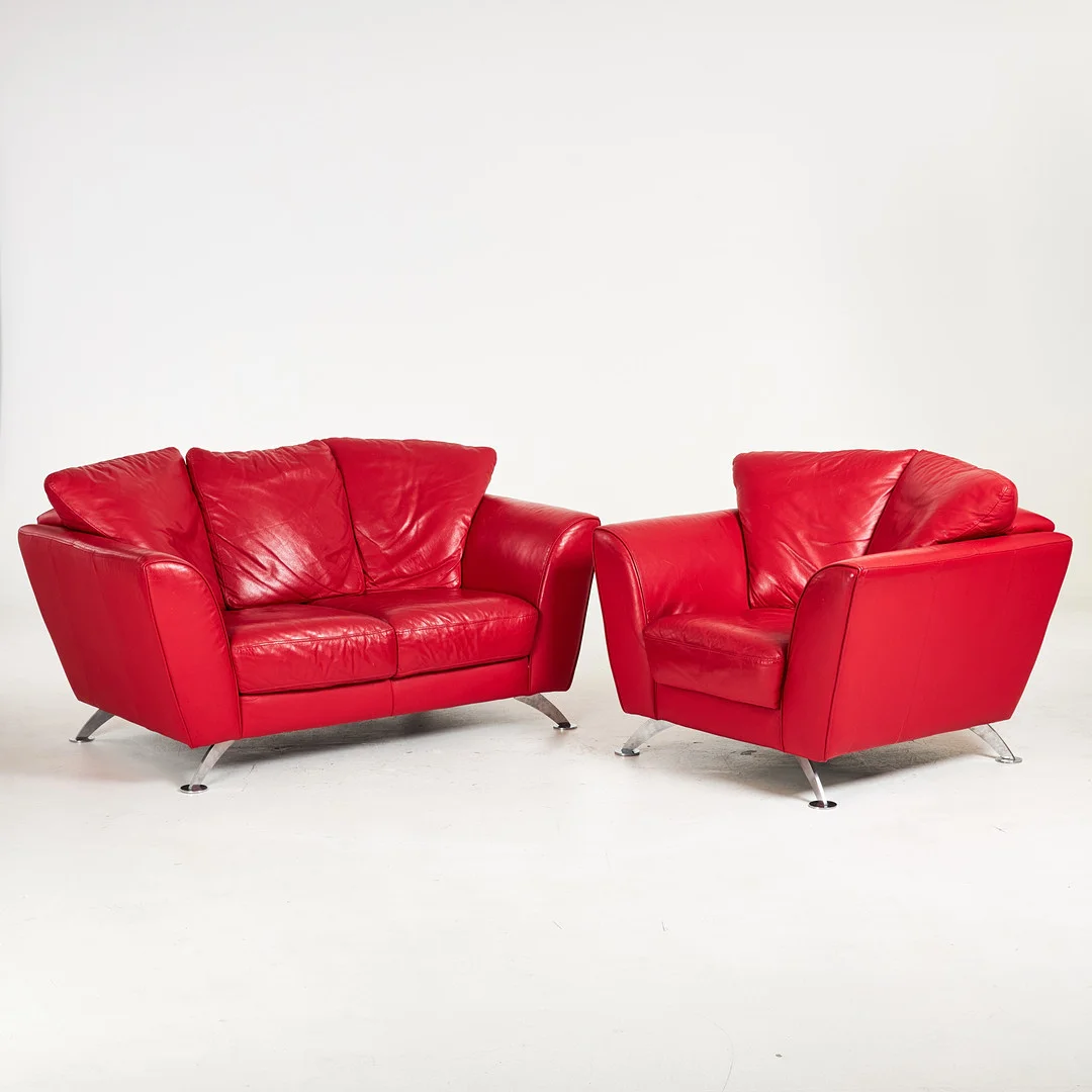 SOFFA SAMT FÅTÖLJ, "Natuzzi", Italien, röd skinnklädsel, förkromad benställning. — Sofas & Seatings — Stockholms Auktionsverk Sickla