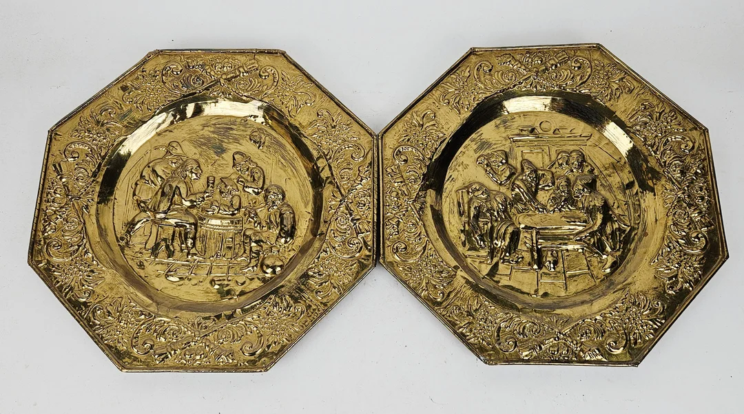 VÄGGRELIEFER, 2 st, mässing, renässansstil, 1900-tal. — Pewter, Brass & Copper — Auktionshuset Thörner & Ek