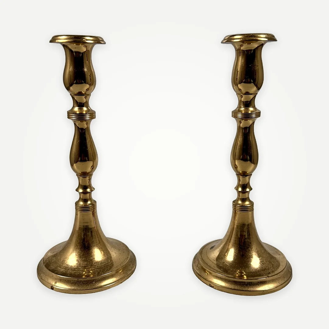 LJUSSTAKAR, ett par, malm, 1900-tal. — Candlesticks — Auktionshuset STO Bohuslän