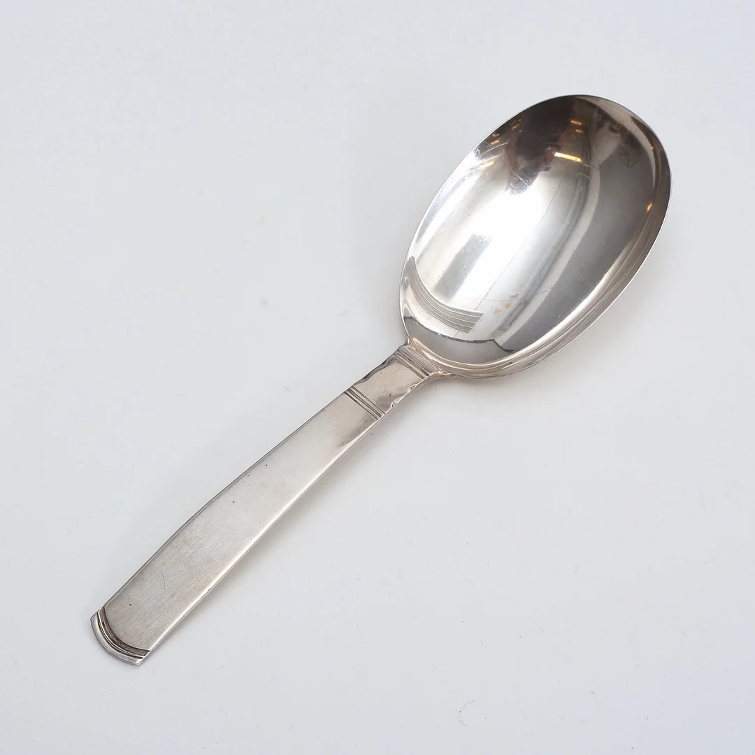 MINNESSKED, silver, "Rosenholm", 93 gram, Jacob Ängman, 1976, Guldsmedsaktiebolaget I Stockholm. — Silver — Auktionshuset Thelin & Johansson