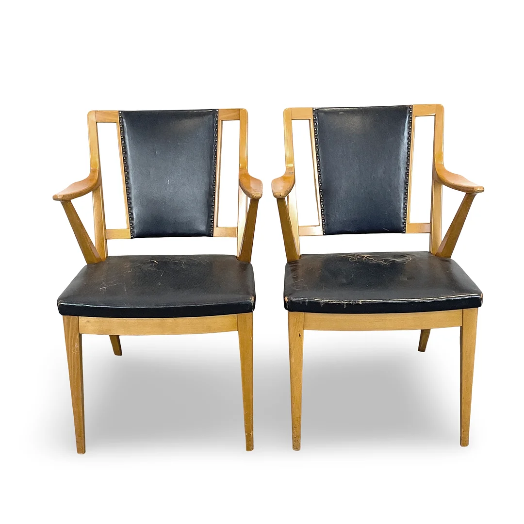 BERTIL FRIDHAGEN. Karmstolar, ett par, modell 404A, Bodafors, brännstämplade, 1900-talets mitt. — Armchairs & Chairs — Roslagens Auktionsverk
