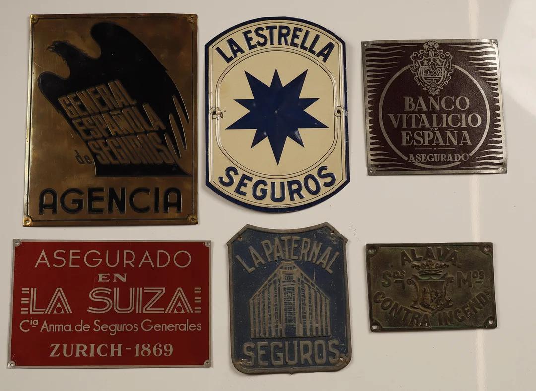 La Paternal y otros, 6 placas publicitarias en latón, zinc y hojalata estampada y pintada. — Other collectables — Barcelona Auctions