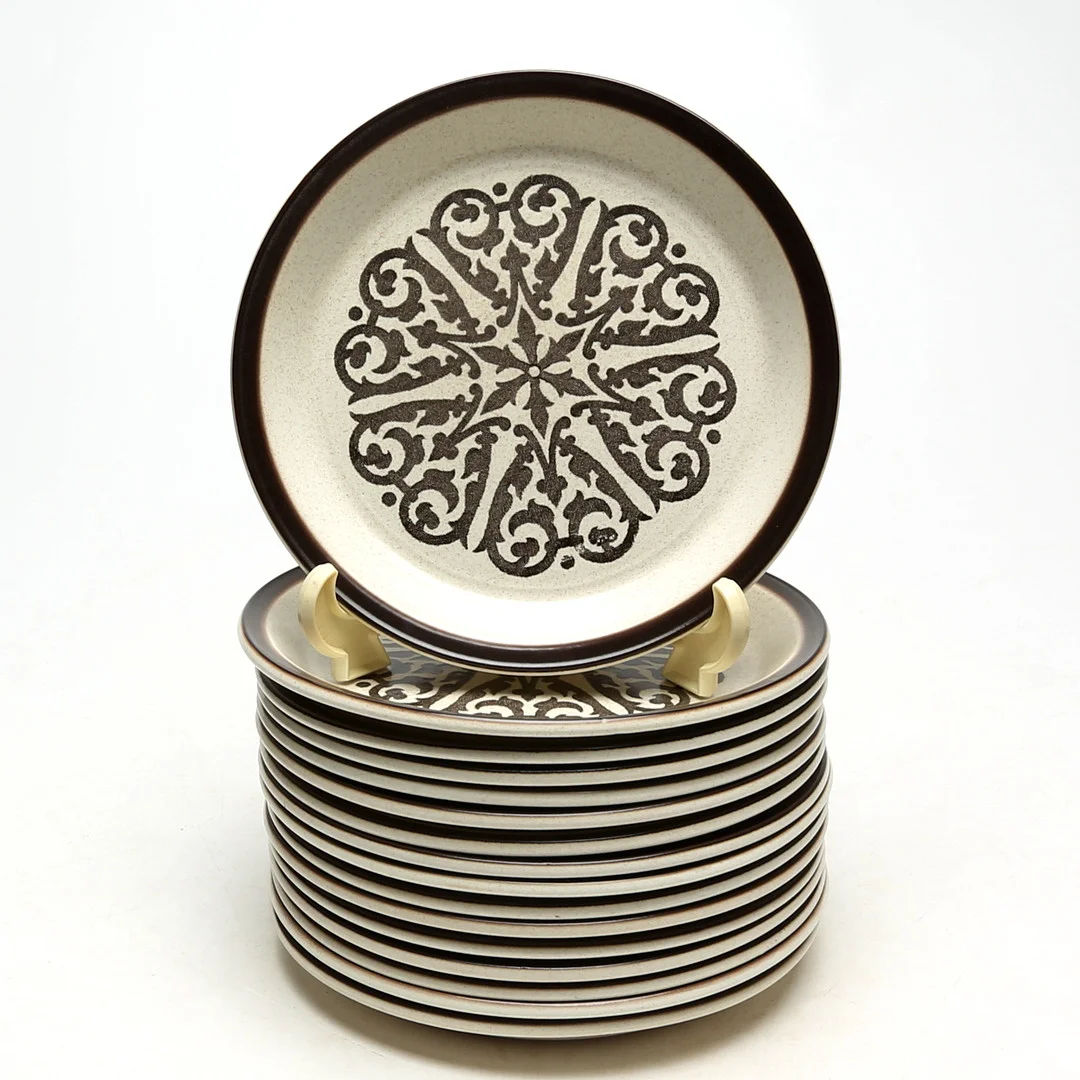 ASSIETTER 16 st, porslin, Staffordshire. — Tableware — Kalmar Auktionsverk
