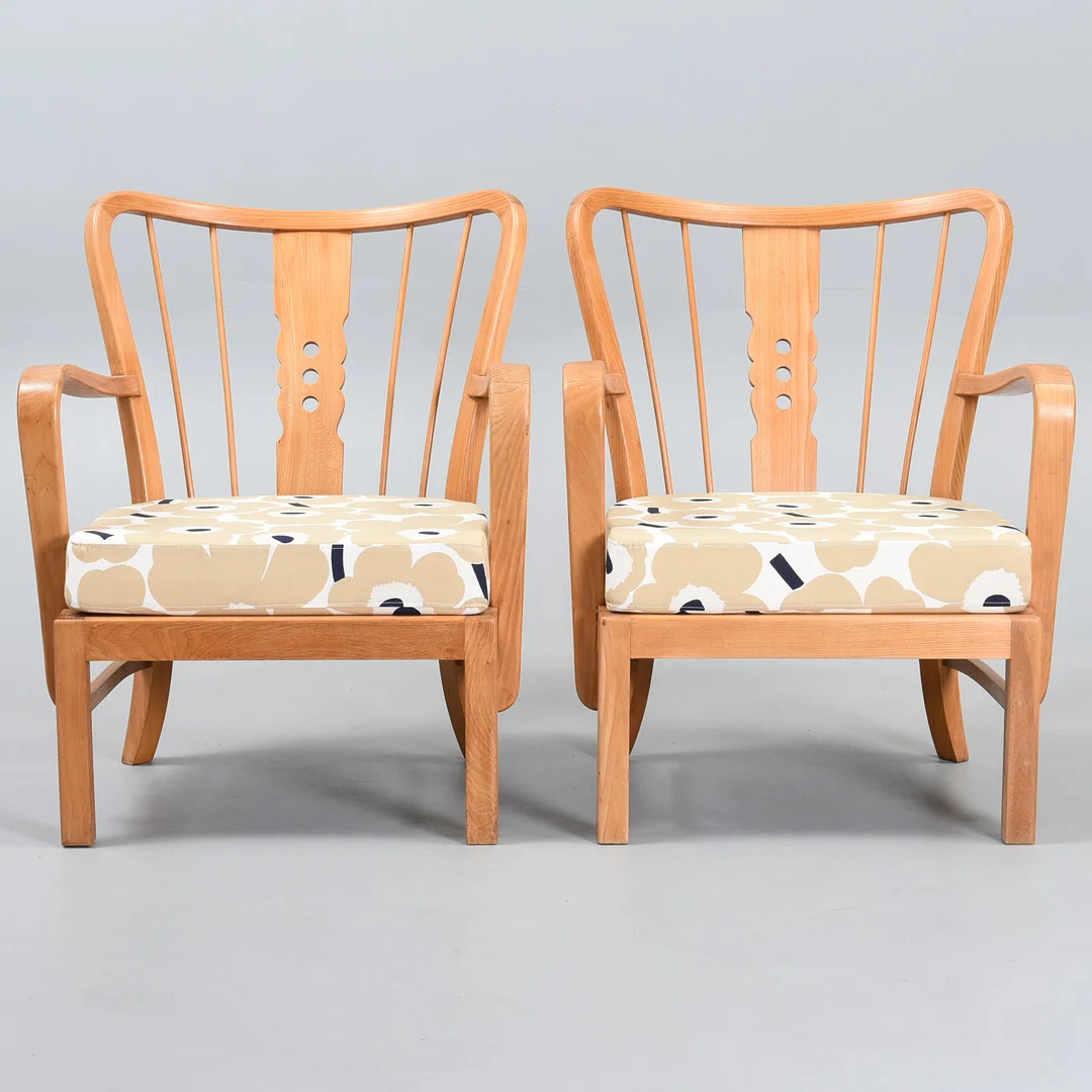 FRITZ HANSEN. Et par lænestole med stel af elm, model 1588, Danmark, 1940'erne (2). — Armchairs & Chairs — Sørensen Auktioner