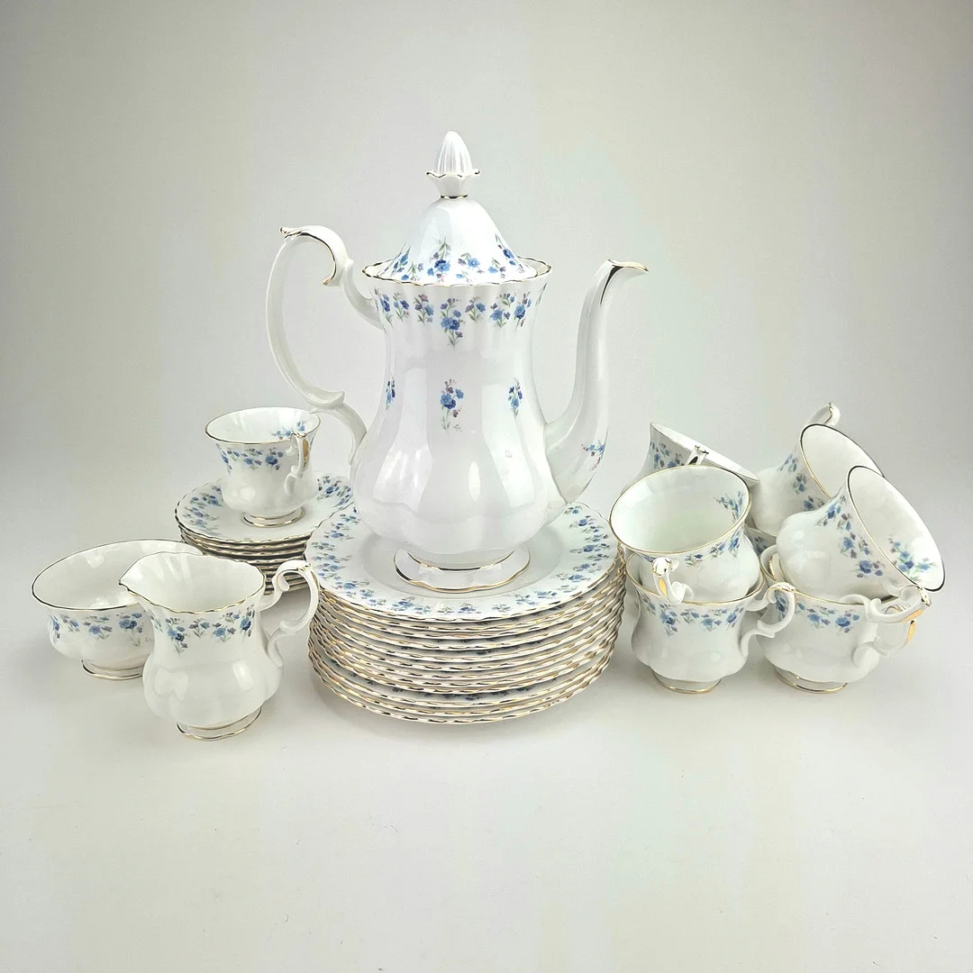 KAFFESERVIS, 24 delar, porslin, "Memory Lane", Royal Albert, England. — Tableware — Auktionshuset Thörner & Ek