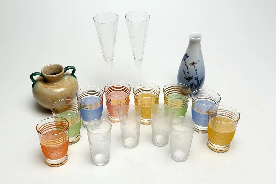 GLAS- och KERAMIKFÖREMÅL, 16 delar, bland annat Kunglig Dansk. — Tableware — Kalmar Auktionsverk