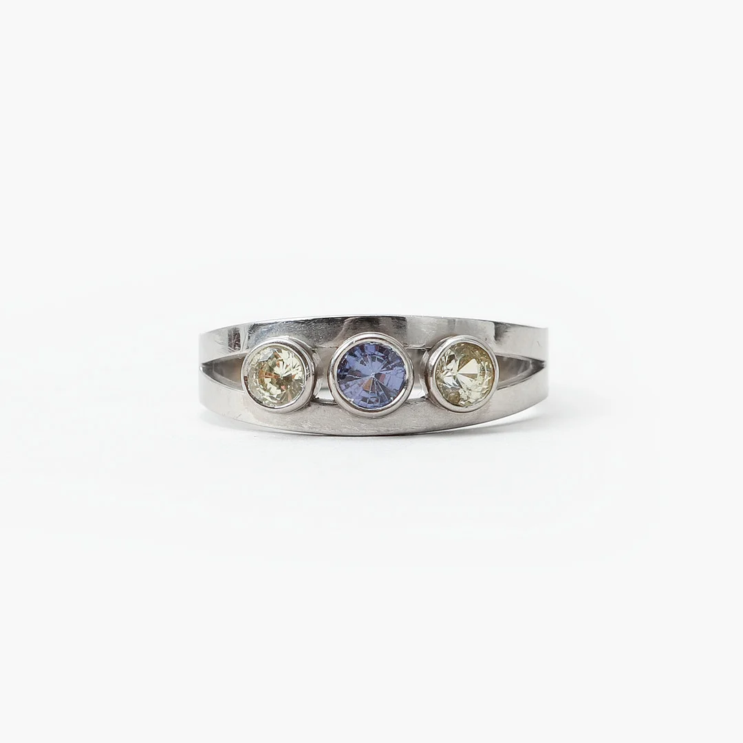 RING, 18k vitguld, lila spinell och gula safirer, vikt ca 8,8 gram, Lennart Holmström, Göteborg, 1970. — Rings — Göteborgs Auktionsverk