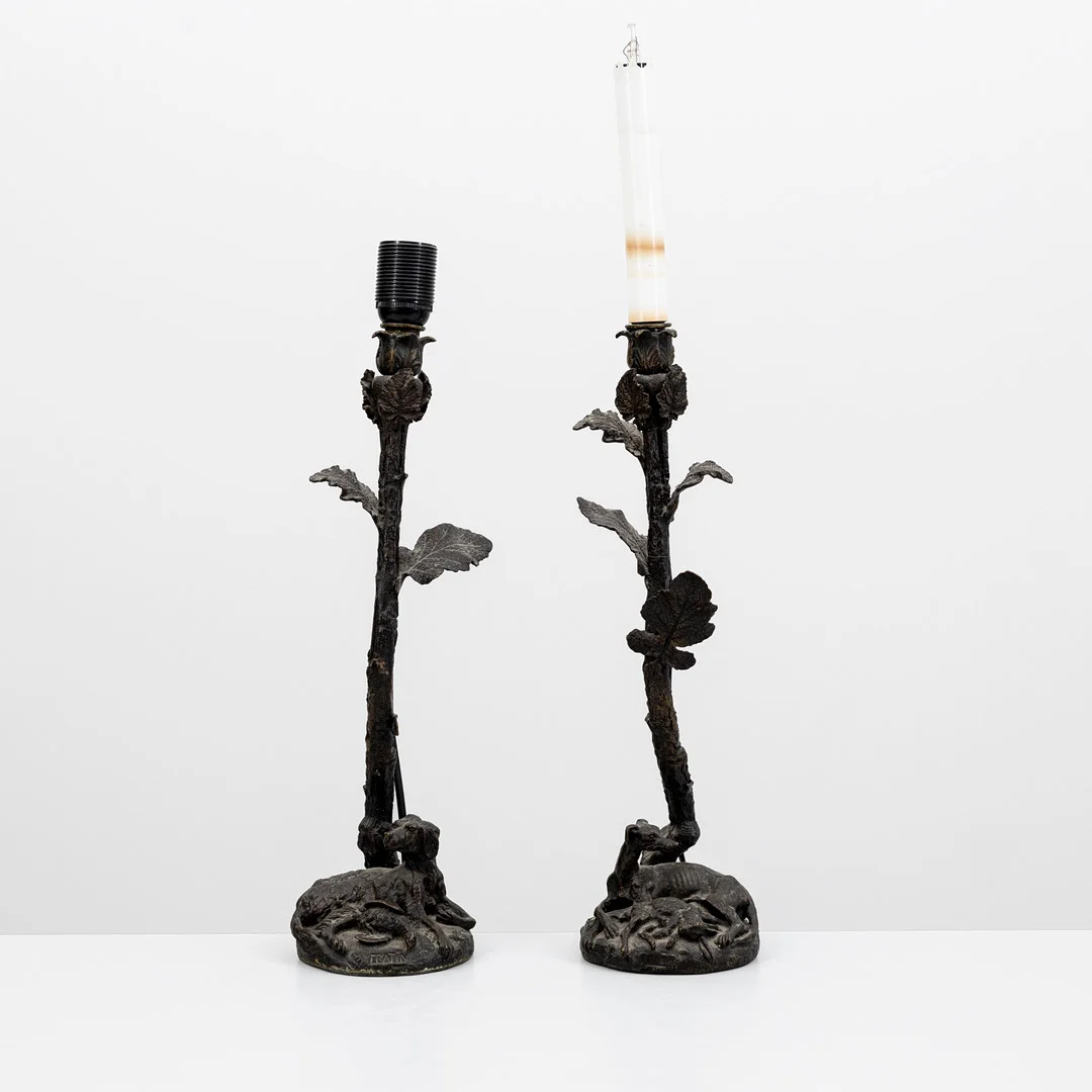CHRISTOPHE FRATIN (FRANSK 1801-1864). efter, Bordslampor, 2 stycken, dekor med jakthundar, bronspatinerade, stämpelmärkta FRATIN, 1800-tal. — Table Lamps — Auktionshuset Kolonn