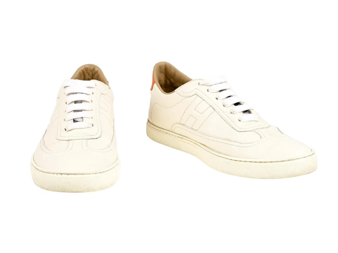 SKOR, HERMÈS, Sneakers, vitt läder, orange läder, brunt läder, stl 40, märkt 102190ZH395, kartong, bruksslitage, trasigt skosnöre. — Kläder/Skor — Kaplans