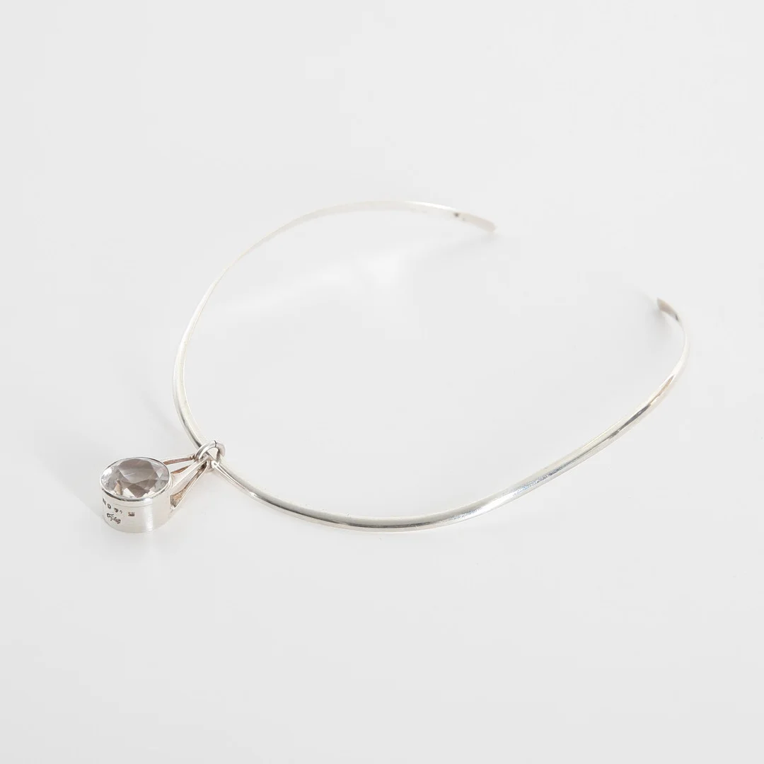 STELT HALSBAND MED HÄNGE, Stigbert, sterlingsilver och bergskristall, 1967. — Jewellery — Auktionsverket Engelholm
