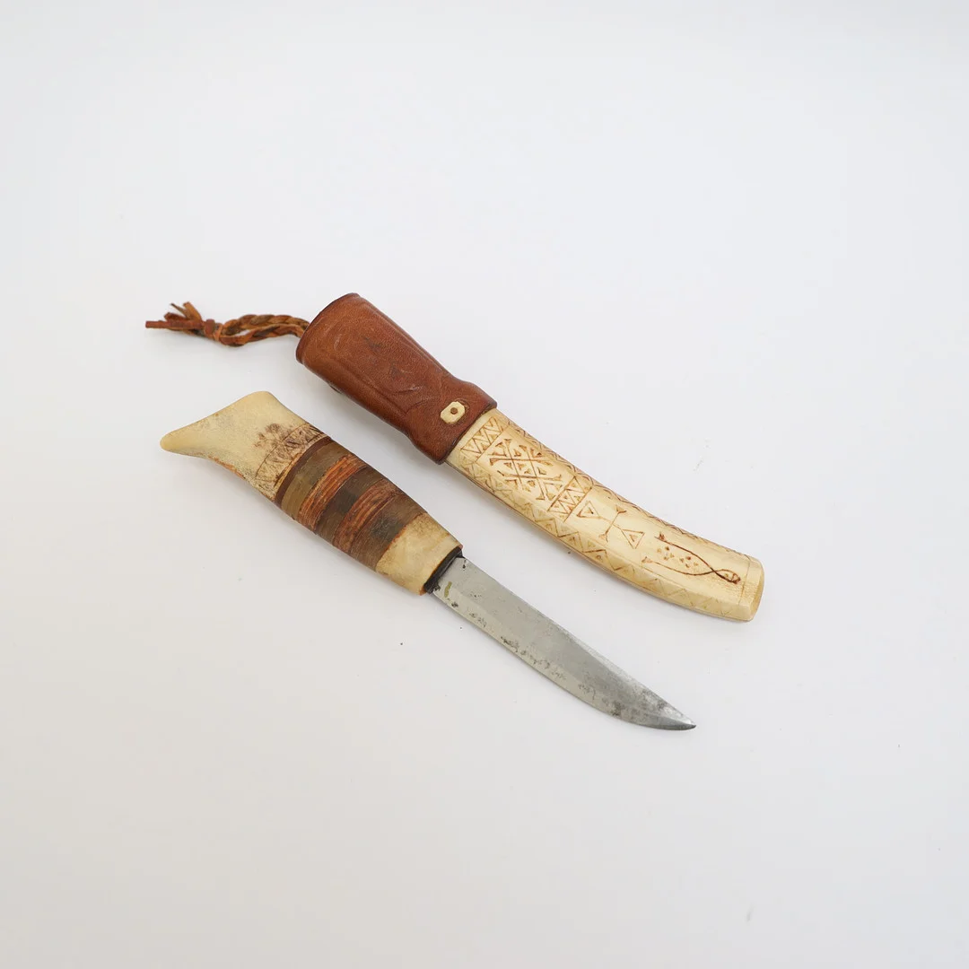 KNIV MED SLIDA, horn och trä, blad av stål. — Edged weapons — Falun Auktionsbyrå