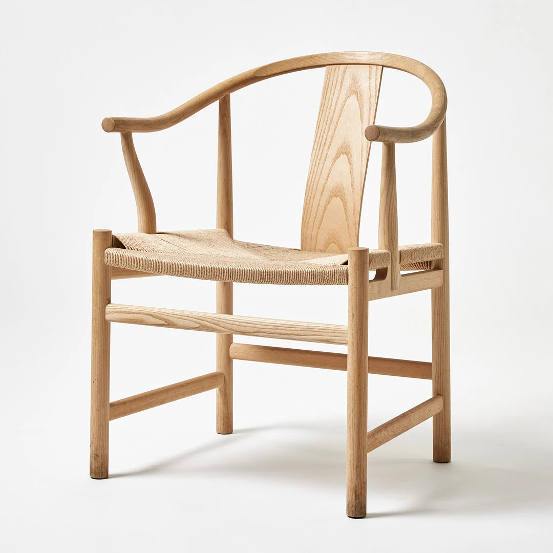 HANS J WEGNER. "Kinastolen", karmstol, PP Møbler, Danmark 2011, ask, flätad sits. — Armchairs & Chairs — Stockholms Auktionsverk Magasin 5