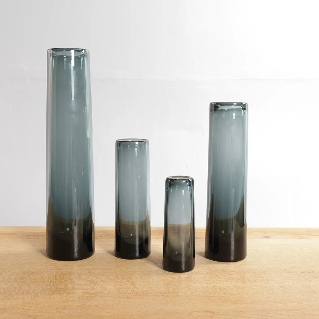 PER LÜTKEN (F. 1916, D. 1998). Fire cylinderformede vase af røgfarvet glas. Udført og mærket hos Holmegaard Glasværk, Danmark (4). — Art glass — Woxholt Auktionshus