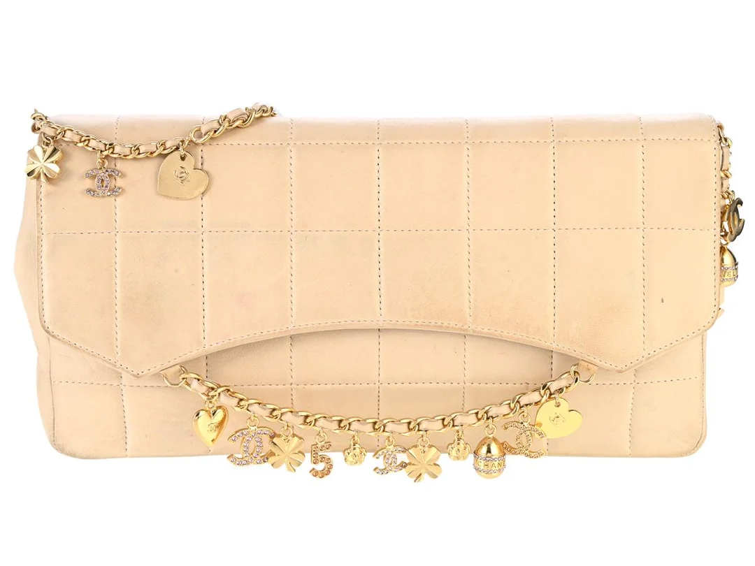 CHANEL, VÄSKA, Lucky Carms Chain Bag, beige läder, guldfärgade beslag, 26x13x6,5 cm, hologrammärkt 7552128, år 2002-2003, cert, rosa fläckar. Good Condition. — Accessoarer/Väskor — Kaplans