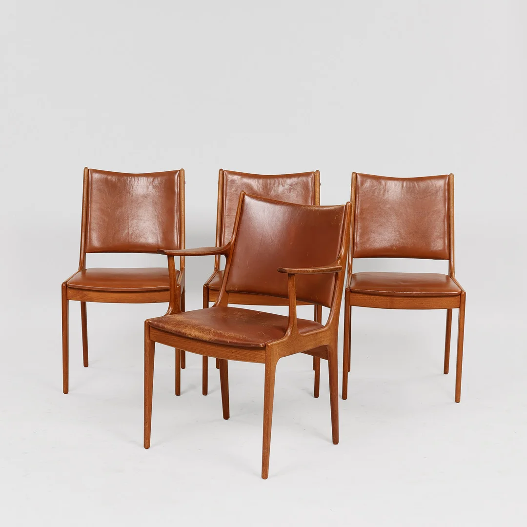 JOHANNES ANDERSEN. Sæt på fire stole af teak og cognacfarvet skind, Uldum Møbler, Danmark, 1960'erne. (3+1). — Armchairs & Chairs — Palsgaard Kunstauktioner