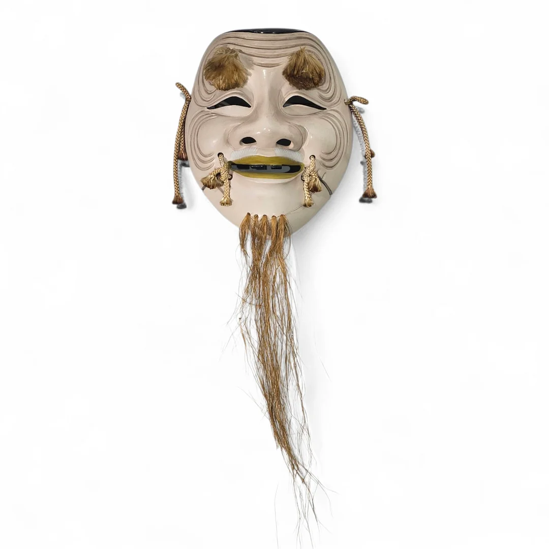 Máscara Noh en cerámica policromada. Siglo XX. — Ceramics & Porcelain — Arce Auctions