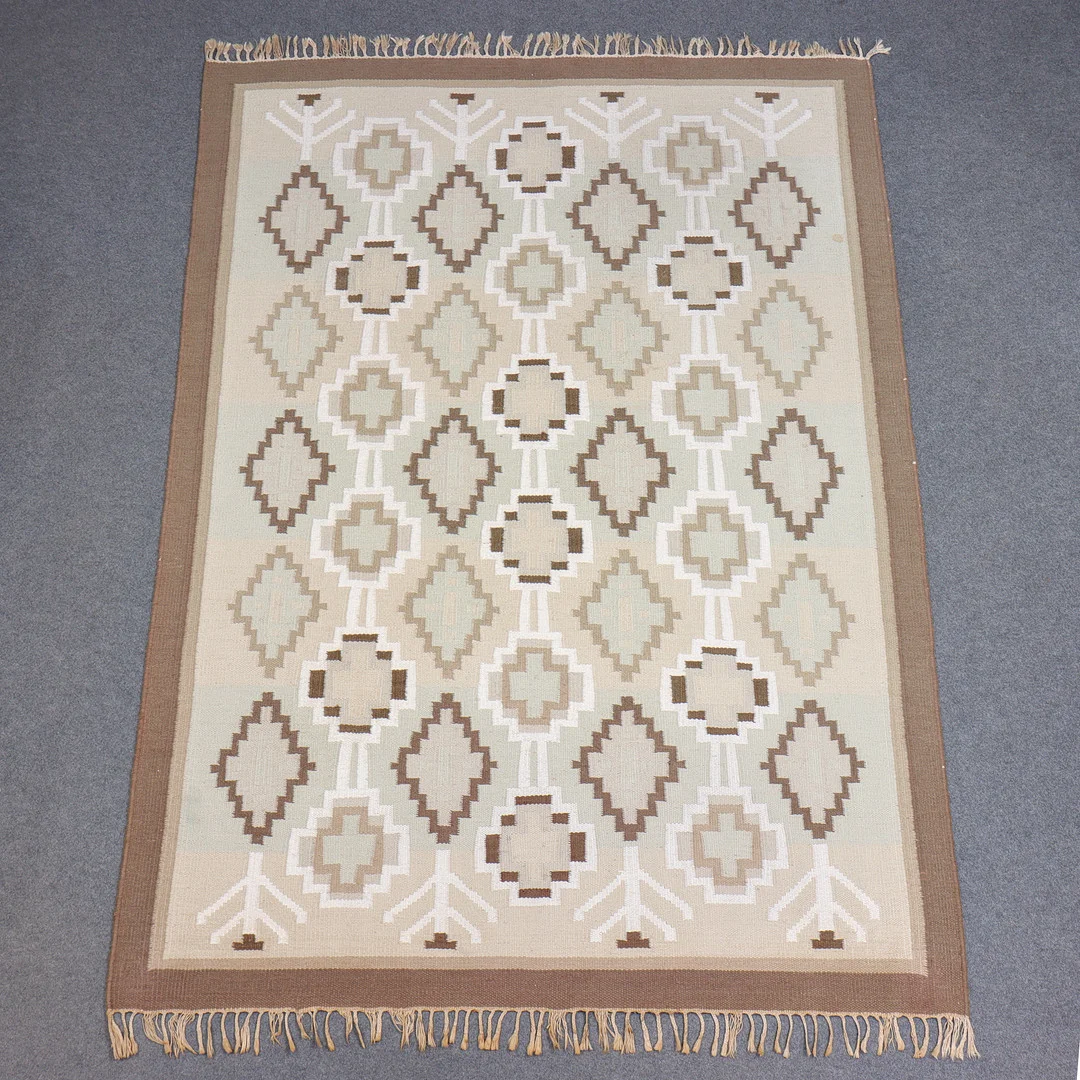 RÖLLAKANSMATTA (246x168). — Carpets — Auktionskammaren Sydost Kalmar