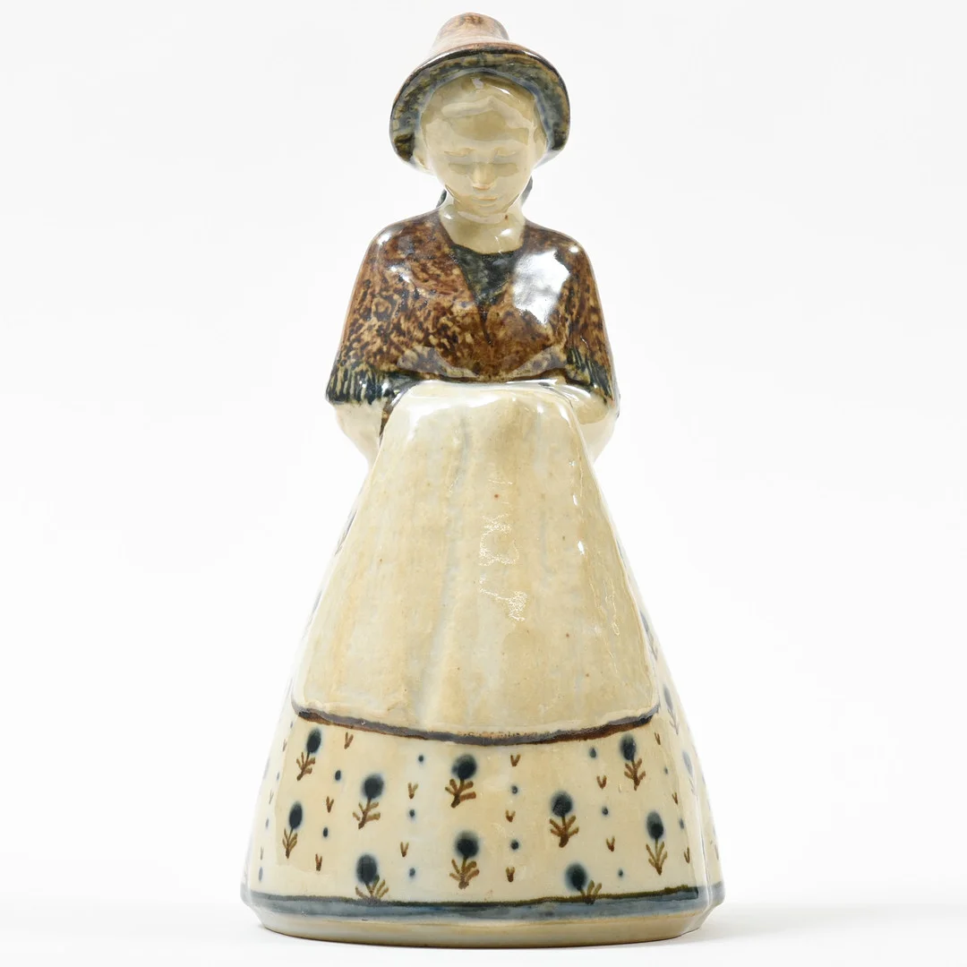 GUDRUN MEEDOM BÆCH. Keramikfigur. Fremstillet hos Bing og Grøndahl. Signeret. — European — Sørensen Auktioner