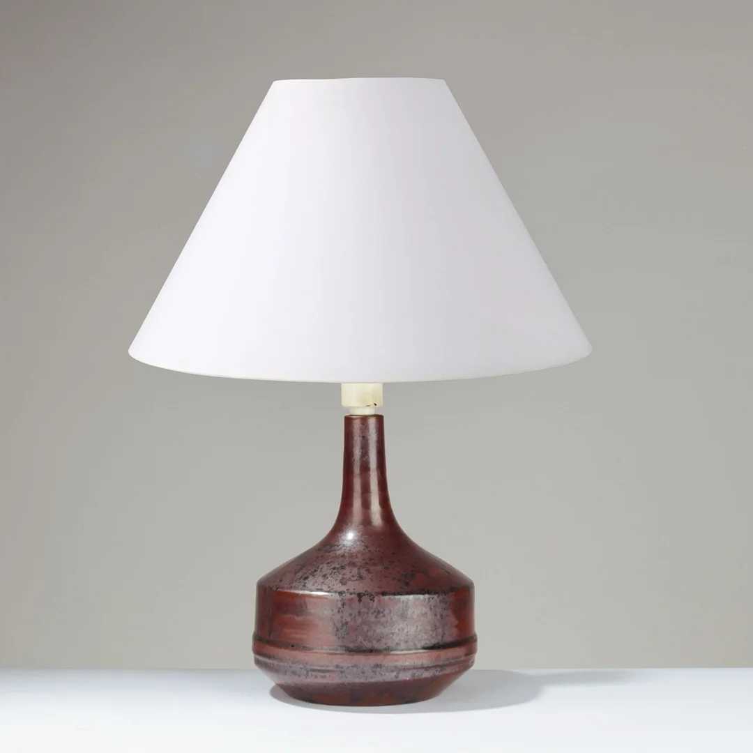 DÉSIRÉE STENTØJ: Stoneware table lamp glazed in reddish-brown and black shades, Denmark, 1960s/70s. — Table Lamps — Palsgaard Kunstauktioner