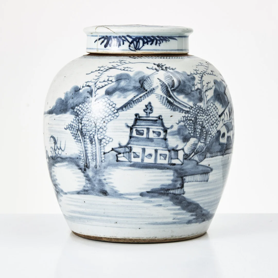 BOJAN, porslin, Kina, Qianlong (1736-1795), ovoid form, dekor av flodlandskap, underglasyrblått. — European — Stockholms Auktionsverk Magasin 5