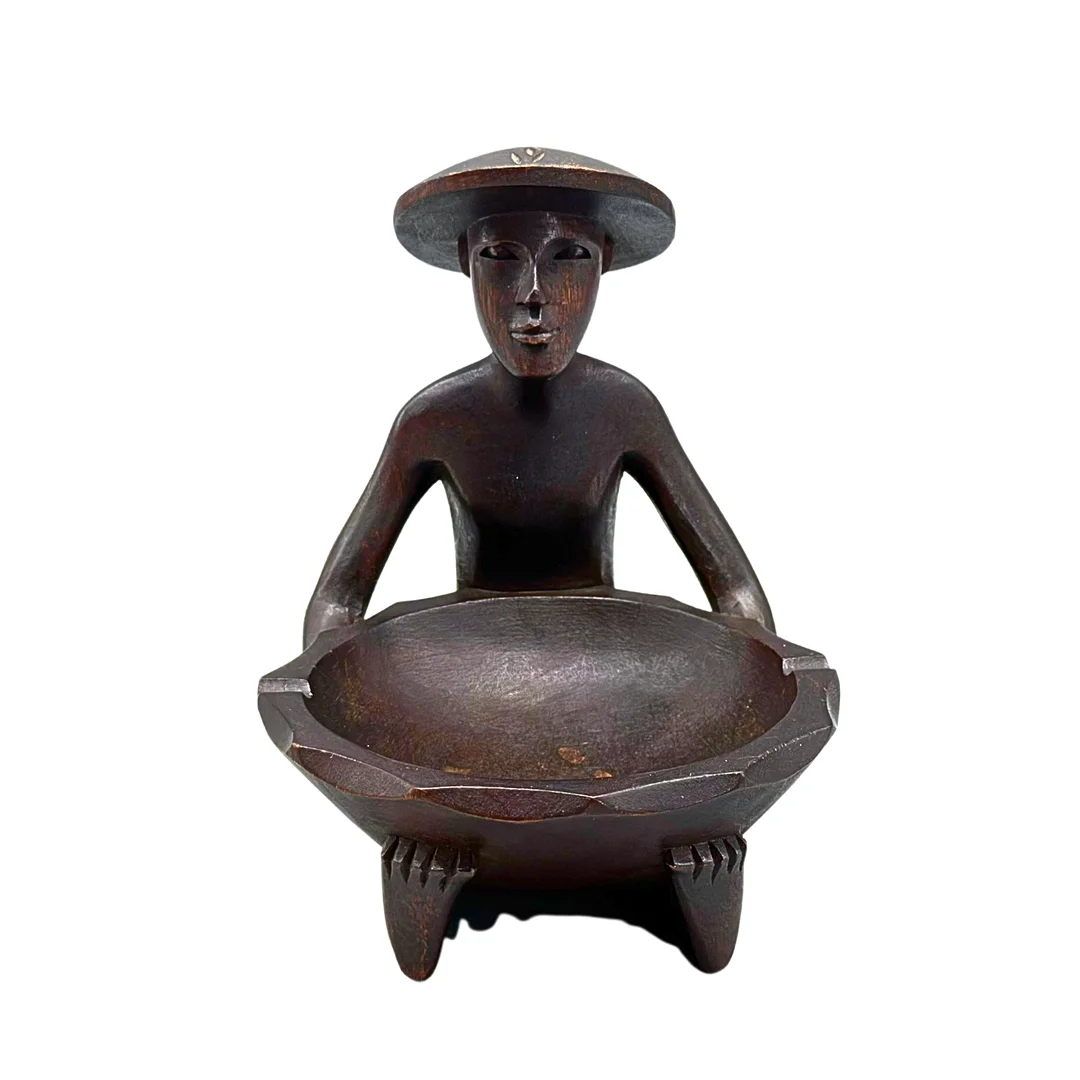 ASCHENBECHER AUS HOLZ MIT EINEM SITZENDEN ASIATISCHEN MANN. — Other — Auktionshaus Stuber's Hammerschlag