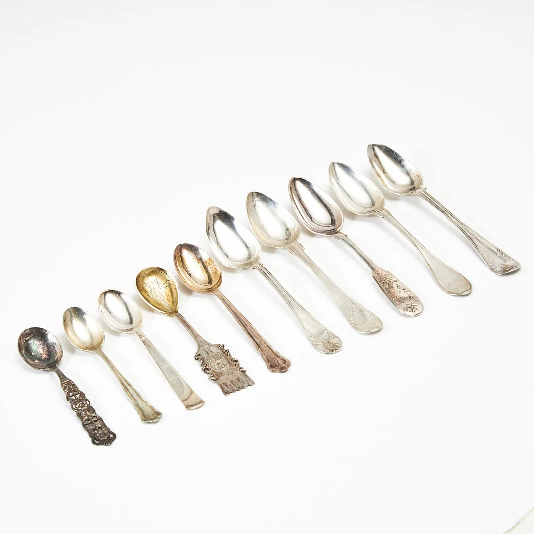KAFFE & MOCKASKEDAR, 55 st, silver, 18/1900-tal, bl.a. Chippendale, Gammel fransk, Rosenholm. — Silver — Stockholms Auktionsverk Magasin 5