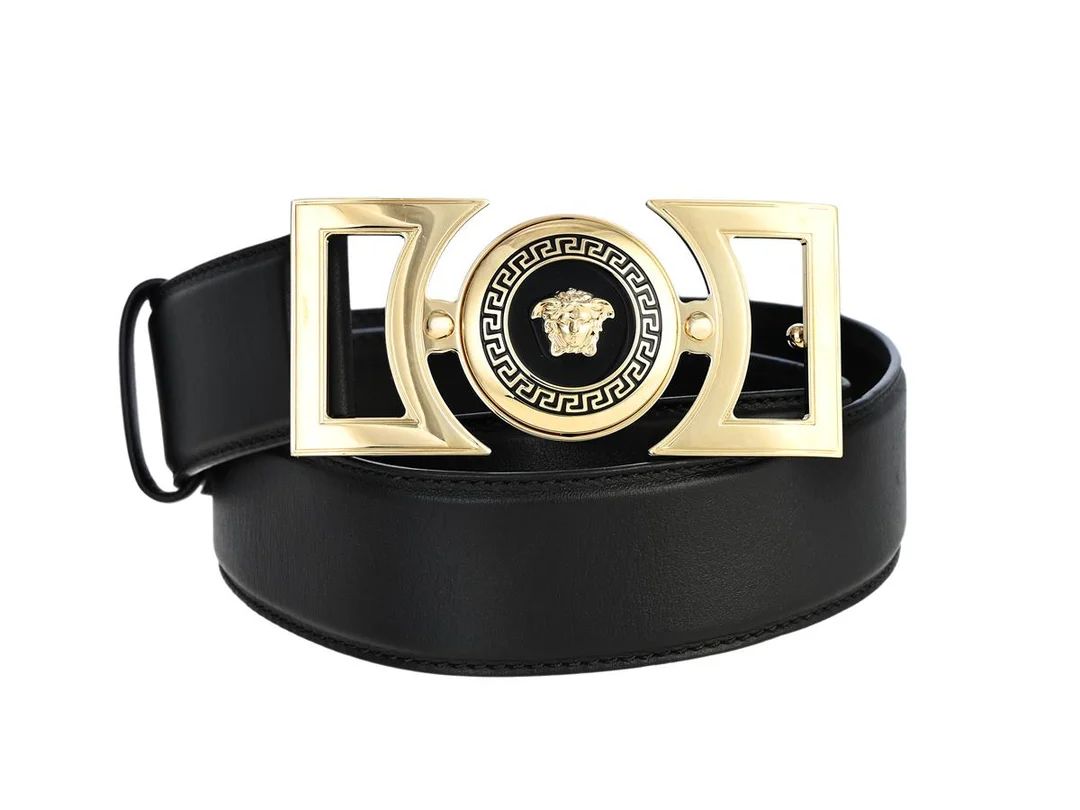 BÄLTE, VERSACE, svart läder, guldfärgat spänne, längd 75 cm, bredd 4 cm. — Accessoarer/Bälten — Kaplans