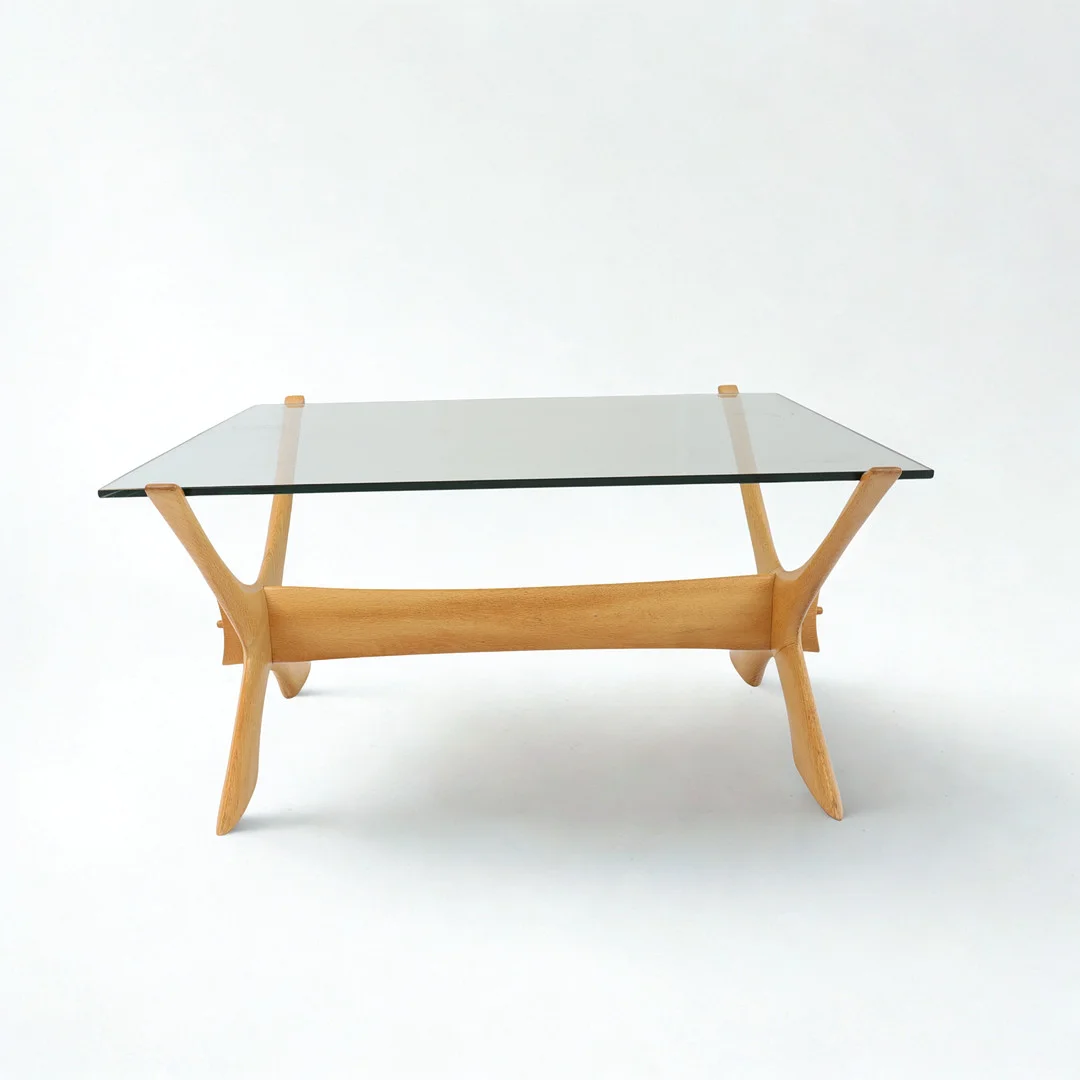 FREDRIK SCHRIEVER-ABELN. Soffbord, "Condor", 1960/70-tal. Underrede i ek, skiva av glas från Örebro glasindustri. — Tables — Falun Auktionsbyrå