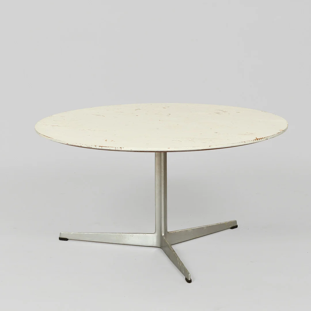 ARNE JACOBSEN. Cirkulært sofabord model 3515 fra 1968, Fritz Hansen. — Coffee Tables — Palsgaard Kunstauktioner