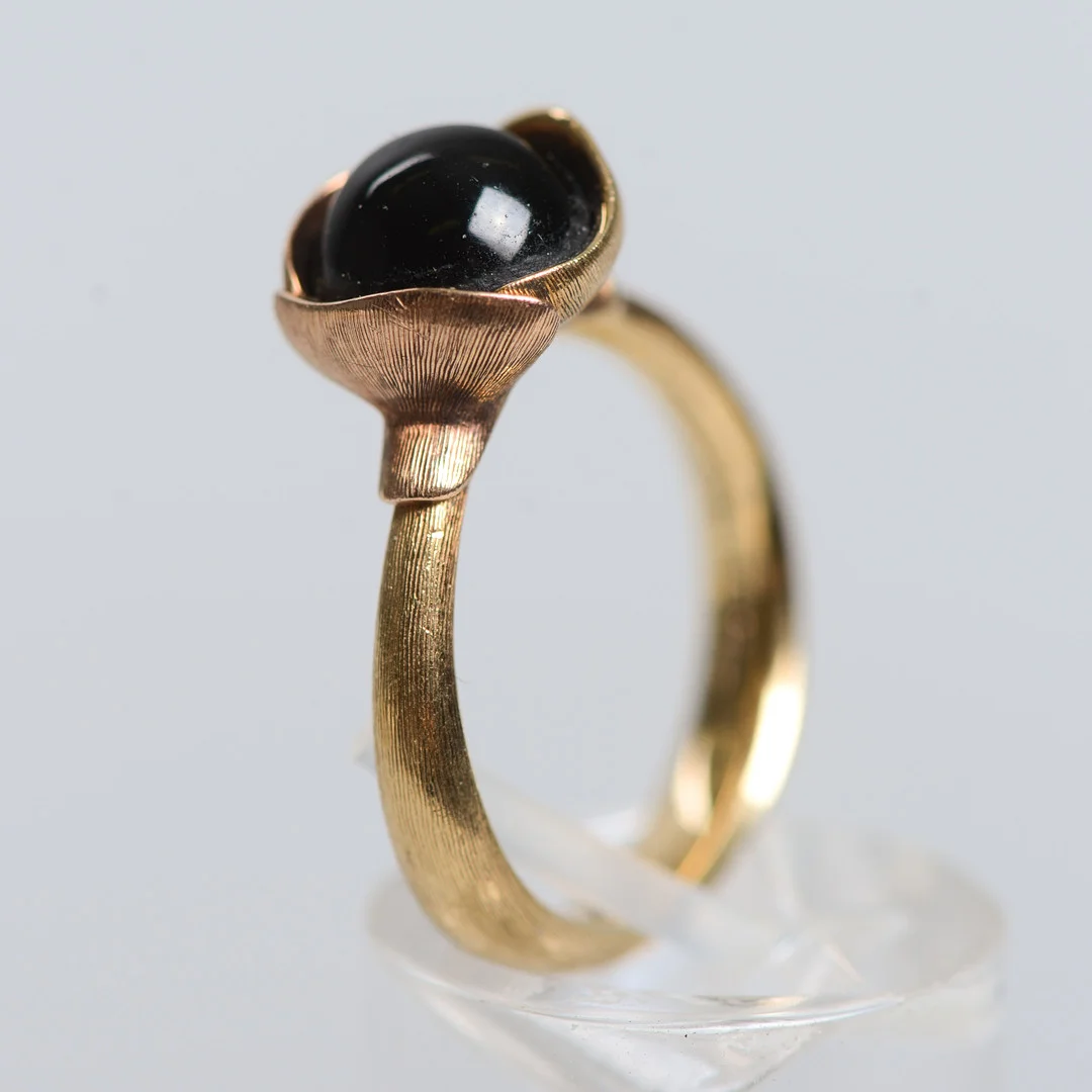 CHARLOTTE LYNGGAARD. Ring, "Lotus 1", 18K guld, Ole Lynggaard. — Rings — Formstad Auktioner