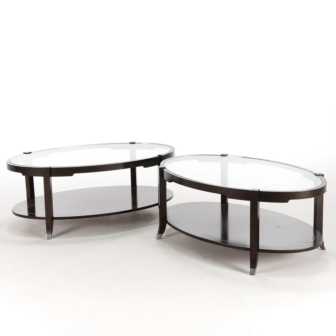 A pair of oval coffee tables made of dark stained wood (2) — Furniture/Coffee tables, occasional tables — Lauritz