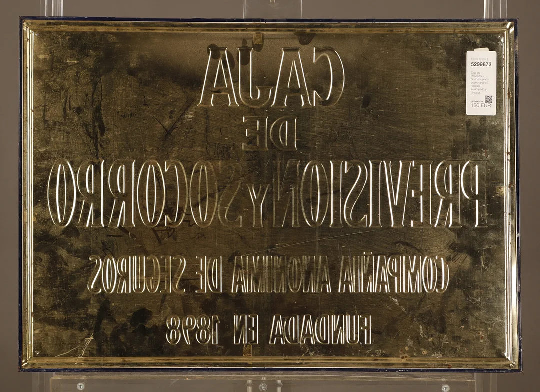 Caja de Previsión y Socorro, placa publicitaria en hojalata estampada y pintada. — Other collectables — Barcelona Auctions