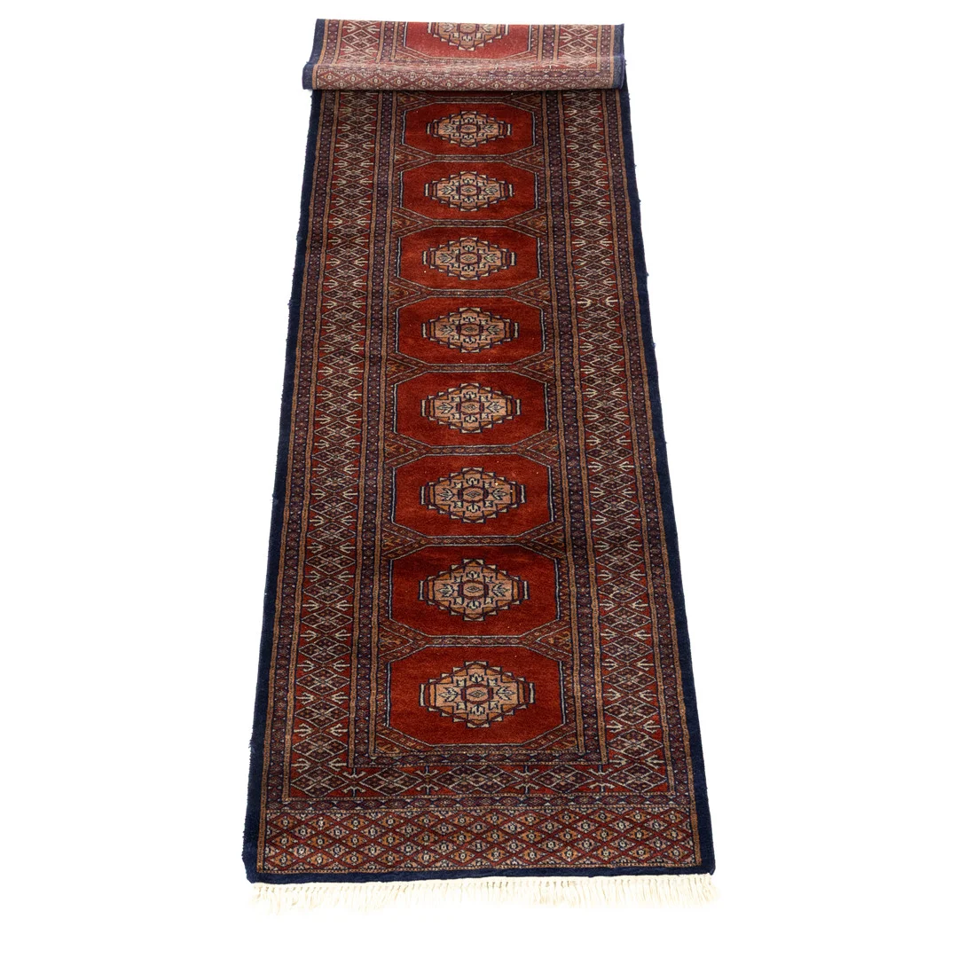 GALLERIMATTA, Bokhara, handknuten. — Oriental Carpets & Textiles — Karljohan Auktioner