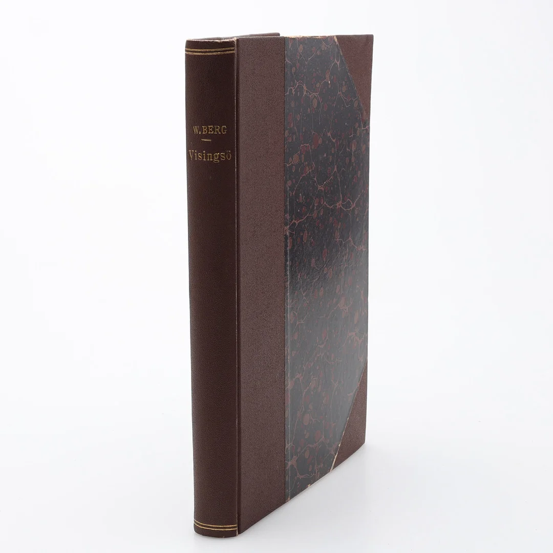 TOPOGRAFI/SMÅLAND. HISTORIKERN OCH ARKEOLOGEN WILHELM BERGS VISINGSÖ JEMTE ANTECKNINGAR OM VISINGSBORGS GREFSKAP I FÖRSTA UPPLAGAN 1885. — Books — Crafoord Auktioner Lund