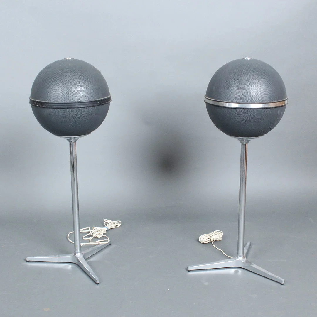 GRUNDIG. Zwei Kugelboxen, Modell 'Audiorama', Metall, Stahl, verchromt, 1970er Jahre, Deutschland (2). — Musical instruments — Stockholms Auktionsverk Düsseldorf/Neuss