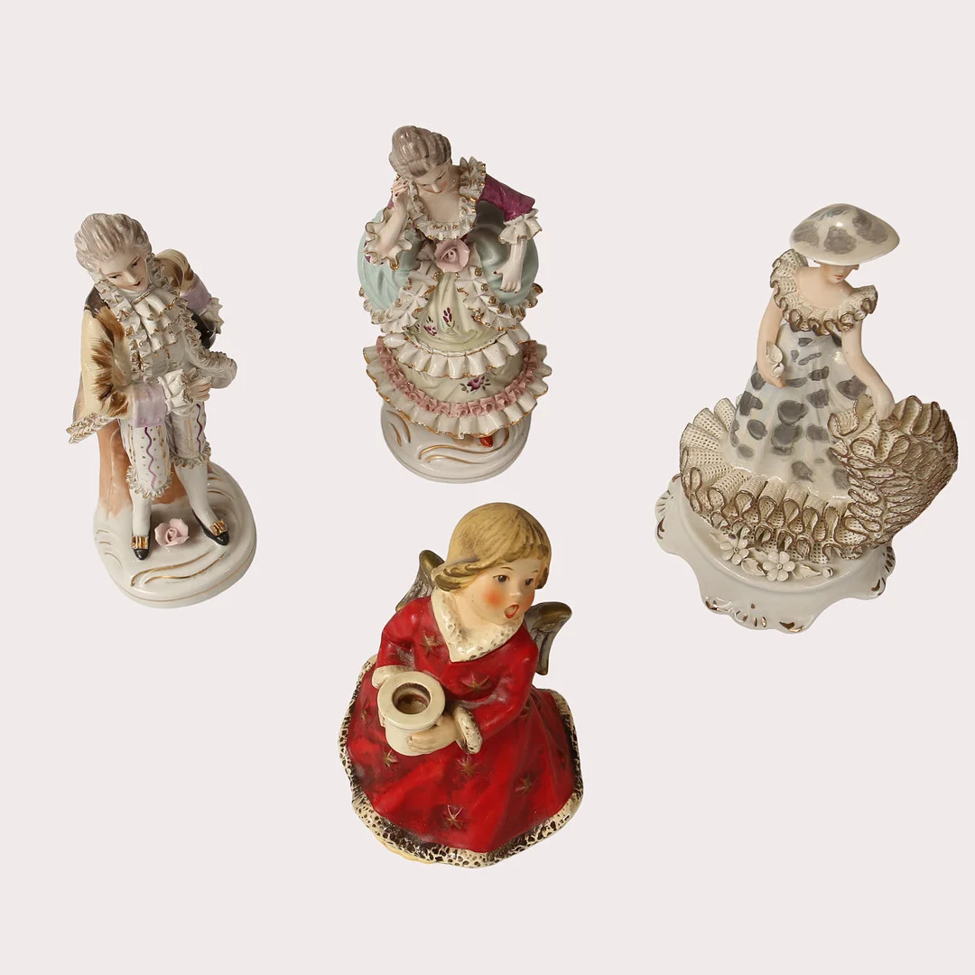 FIGURINER, 4 st., porslin, matchande kvinna och man, singel kvinna, samt Goebel Ängelspeldosa. 1900-talets andra hälft och senare. — European — Limhamns Auktionsbyrå