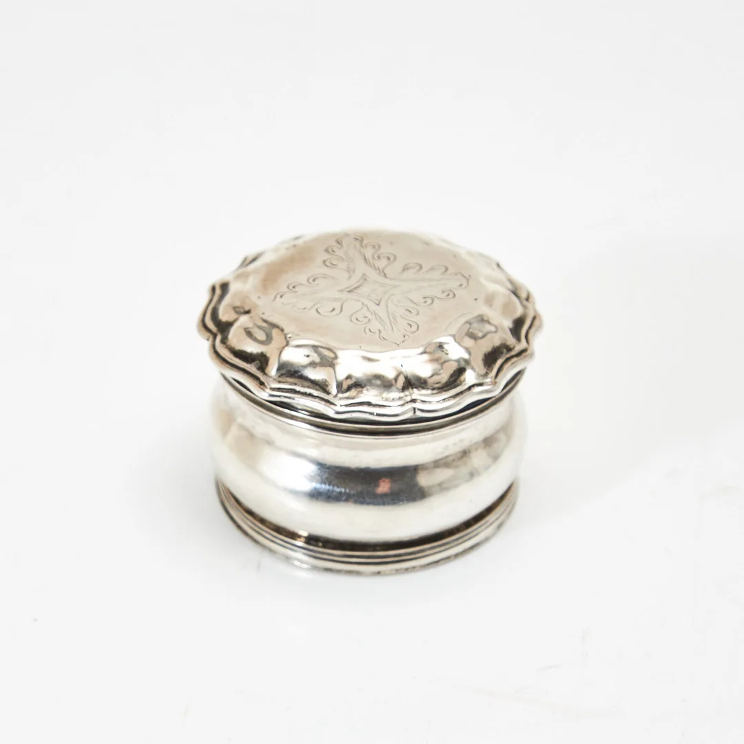 GREGER RÖRDAHL, kyrkdosa, silver, Kristianstad 1764. — Silver — Stockholms Auktionsverk Magasin 5
