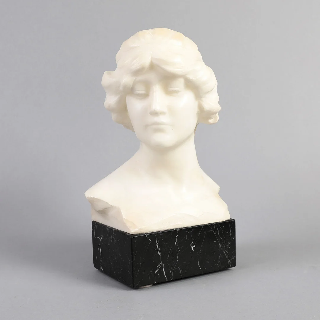 Art deco buste af udhugget alabast i form af ung kvinde, ca. 1920. — Sculptures & Bronzes — Bidstrup Auktioner